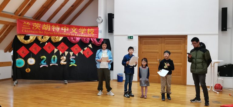 Die ModeratorInnen der Feier 联欢会主持人们