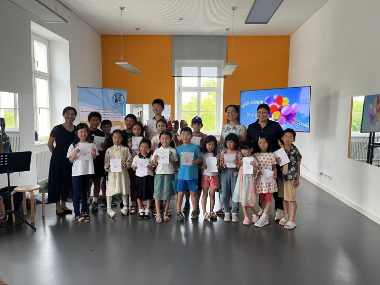 Glückliche Kinder mit Abschlussurkunde