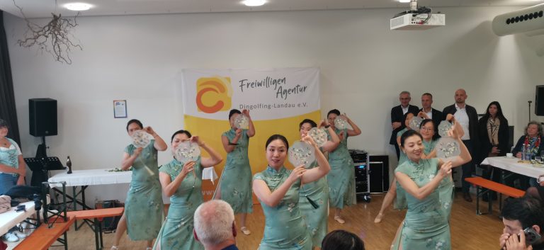 Chinesischer Tanz auf der 15-jährigen Jubiläumsfeier von der FWA Dingolfing-Landau